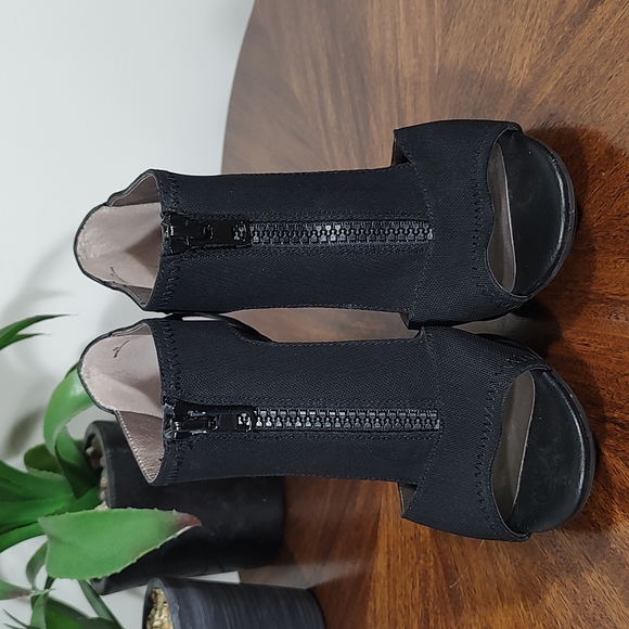 Shoes: Moda Black Zipper Heels - Picture 5 of 8